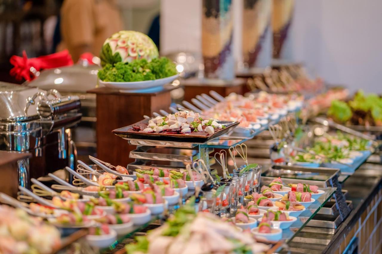 فندق وسبا اليجرو هوي آن - إيه ليتل بوتيك لوكس هوي ان المظهر الخارجي الصورة A buffet at a hotel