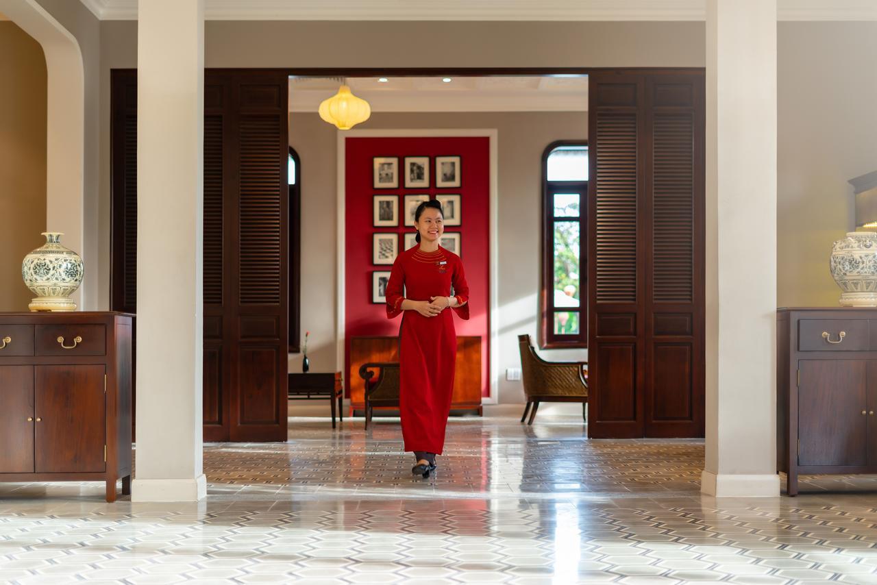 فندق وسبا اليجرو هوي آن - إيه ليتل بوتيك لوكس هوي ان المظهر الخارجي الصورة A Concierge at the Mandarin Oriental, Saigon