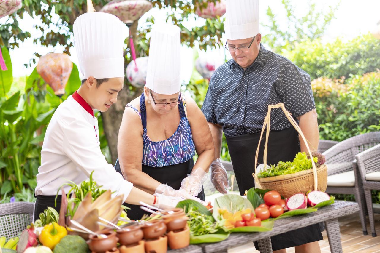 فندق وسبا اليجرو هوي آن - إيه ليتل بوتيك لوكس هوي ان المظهر الخارجي الصورة A couple learning to cook Thai cuisine