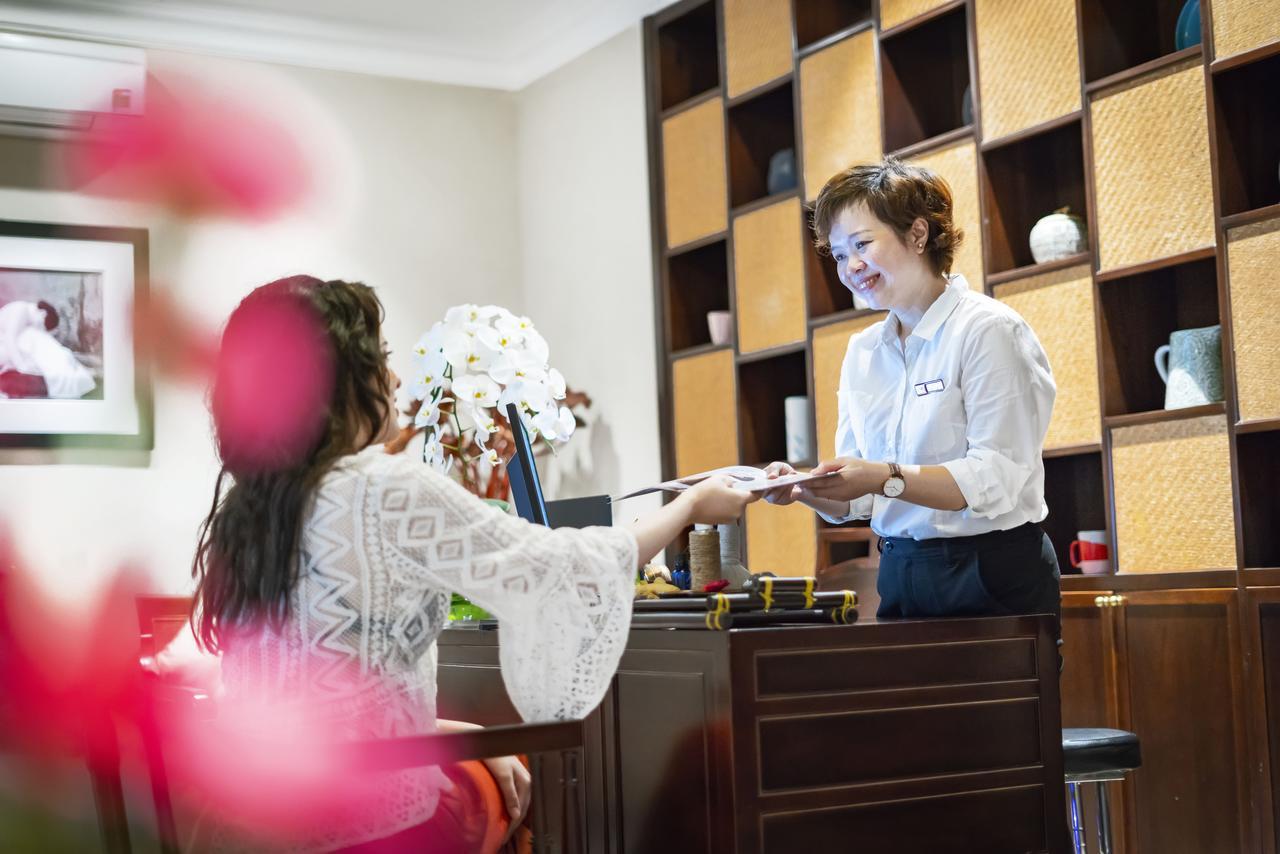 فندق وسبا اليجرو هوي آن - إيه ليتل بوتيك لوكس هوي ان المظهر الخارجي الصورة A guest checking in at the hotel
